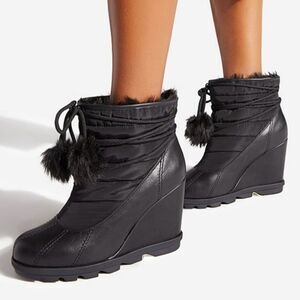 Shoedazzle Ertha Black Cold Weather Wedge Boots - Size 6.5